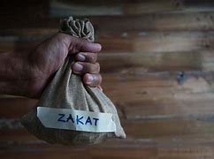 Selain Fakir Miskin Orang Yang Berhak Menerima Zakat Adalah